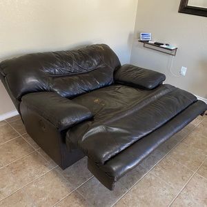 Automatic leather loveseat that extends to sleeper